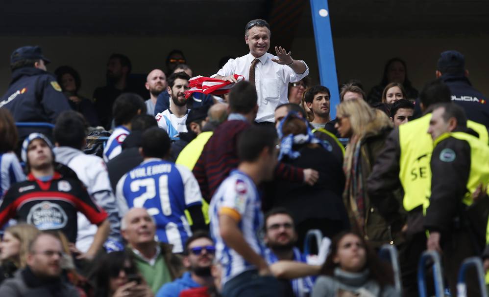 Ecco il tifoso dell&#39;Atletico pochi istanti prima di gettare la sua sciarpa verso i supporter avversari (Reuters)